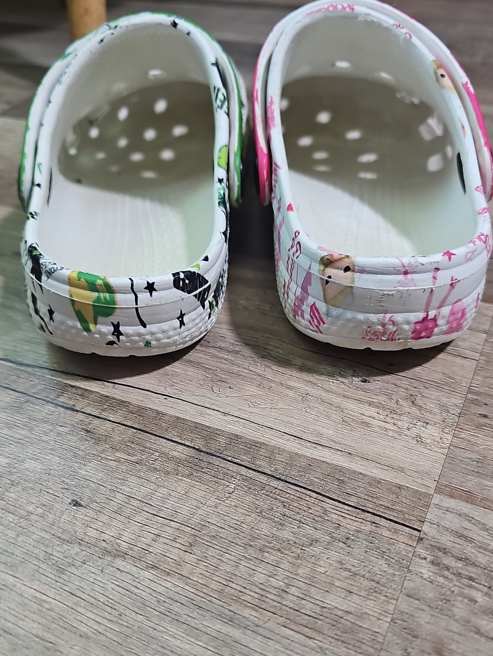 Wicked Kids' Size 1 Mismatched Slip-On Clogs Elphaba & Glinda - Picture 2 of 6